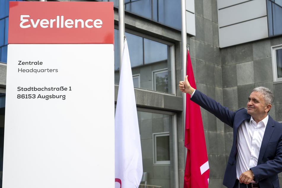 Vorstandsvorsitzender Uwe Lauber präsentierte vor der Unternehmenszentrale den neuen Namen.