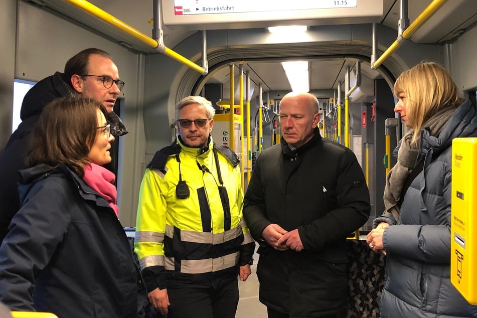Berlins Regierender Bürgermeister Kai Wegner (53, CDU) sprach am Montagvormittag mit BVG-Mitarbeitern.