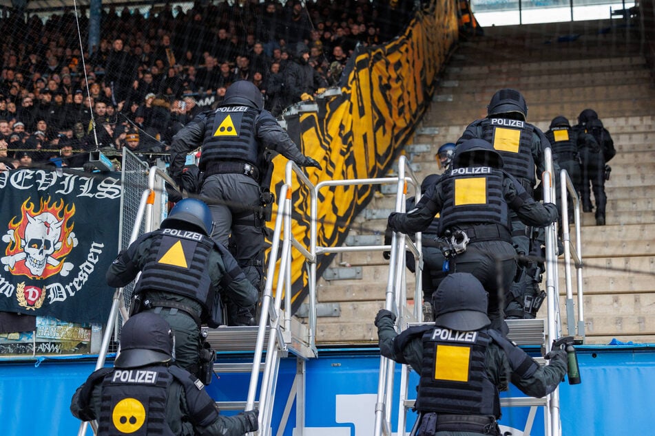 Beim Ost-Derby gegen Hansa kam es zu heftigen Ausschreitungen. Die DFB-Strafen für die Ereignisse im Ostseestadion stehen noch aus.