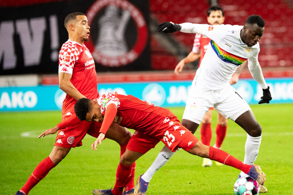 Der Mainzer Phillipp Mwene (27, l.) im Zweikampf mit Stuttgarts Silas Wamangituka (21).