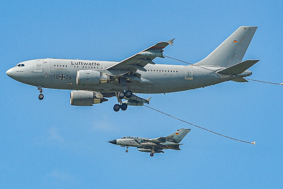 Betankungsmanöver in luftiger Höhe: Hier hat ein Airbus A310 der Luftwaffe seine Tankschläuche ausgefahren. Er wird von zwei Tornados flankiert.