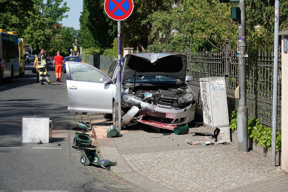 Auf der Hüblerstraße krachte ein VW-Fahrer gegen eine Laterne und fuhr eine Ampel um.