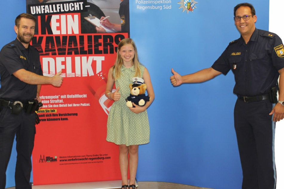 Die Polizisten Stefan Pöll (l.) und Bernhard Huber (r.) überreichten der 10-jährigen Eva einen Polizei-Teddy überreicht. Den hatte sie sich sehr gewünscht.