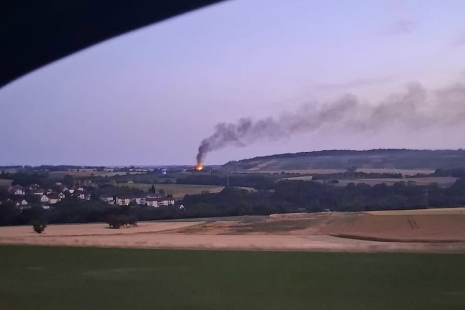 Schon aus der Ferne war eine riesige Rauchsäule zu erkennen.