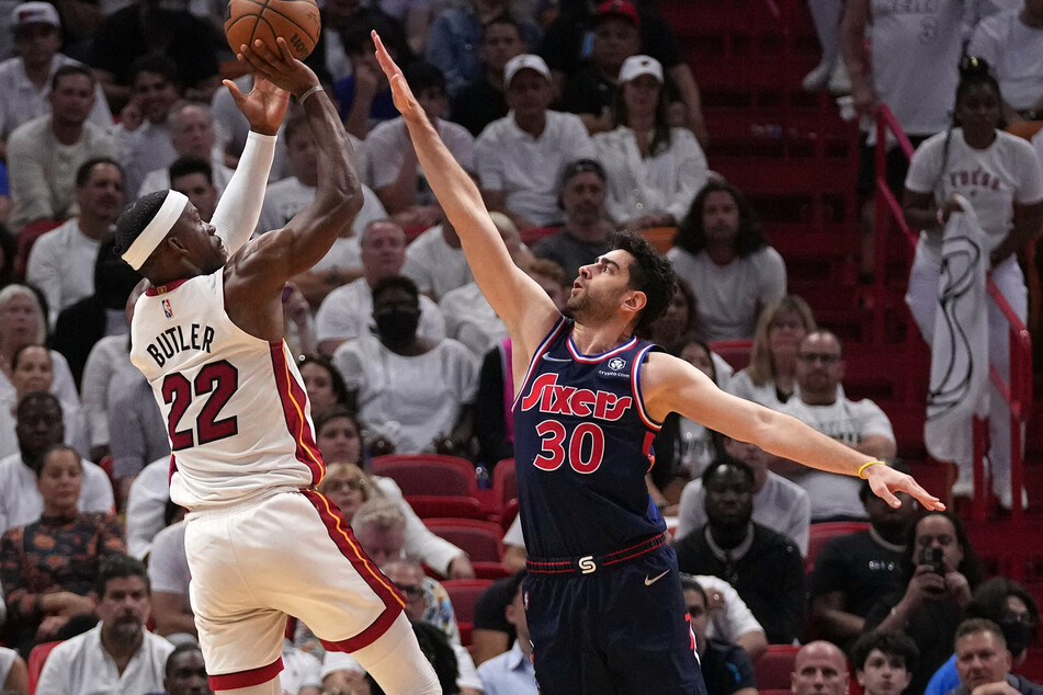 Jimmy Butler (l.) scored 22 points for the Heat in their win over the Sixers.