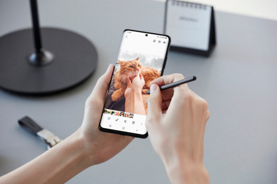Eine Frau verwendet einen S Pen mit einem Samsung Galaxy S21 Ultra.