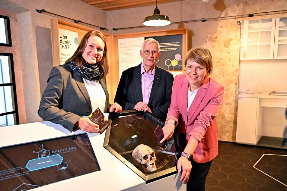 Schlossleiterin Susanne Tiesler (45, v.l.), Zeitzeuge Siegfried Bretsch (79) und Museologin Claudia Fiebach (45) stellen die neue Ausstellung Anthro Lab vor.
