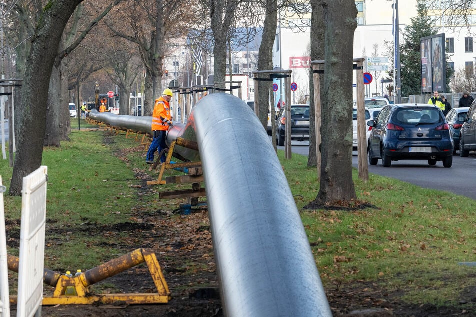 Die 320 Meter lange Leitung lag vor dem Einbau auf dem Mittelstreifen der Bertolt-Brecht-Allee.