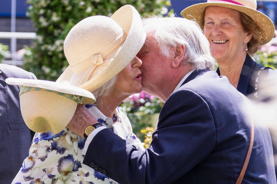 Schmatz! Königin Camilla (77) wurde von ihrem früheren Ehemann in Ascot willkommen geheißen.