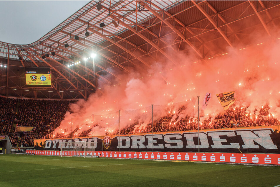 Gänsehaut-Choreografie vor dem Anpfiff, präsent in den Zweikämpfen, aber vor dem Schalker Tor zu harmlos. Auch nach dem Heimspiel gegen S04 wartet die SGD 2022 weiter auf den ersten Dreier.