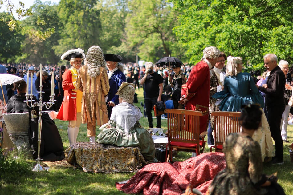 Das Viktorianische Picknick im Clara-Zetkin-Park ist eines der Highlights des Wave-Gotik-Treffens (WGT). (Archivbild)