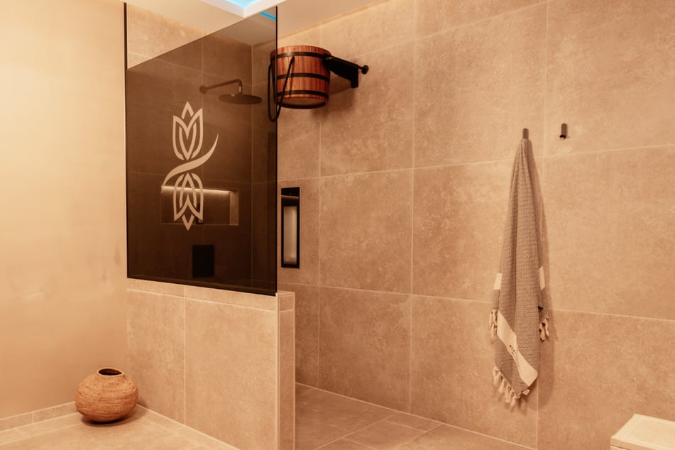 Die stilvollen Spa-Räumlichkeiten von MyWellness bieten Raum für Ruhe und Erholung.