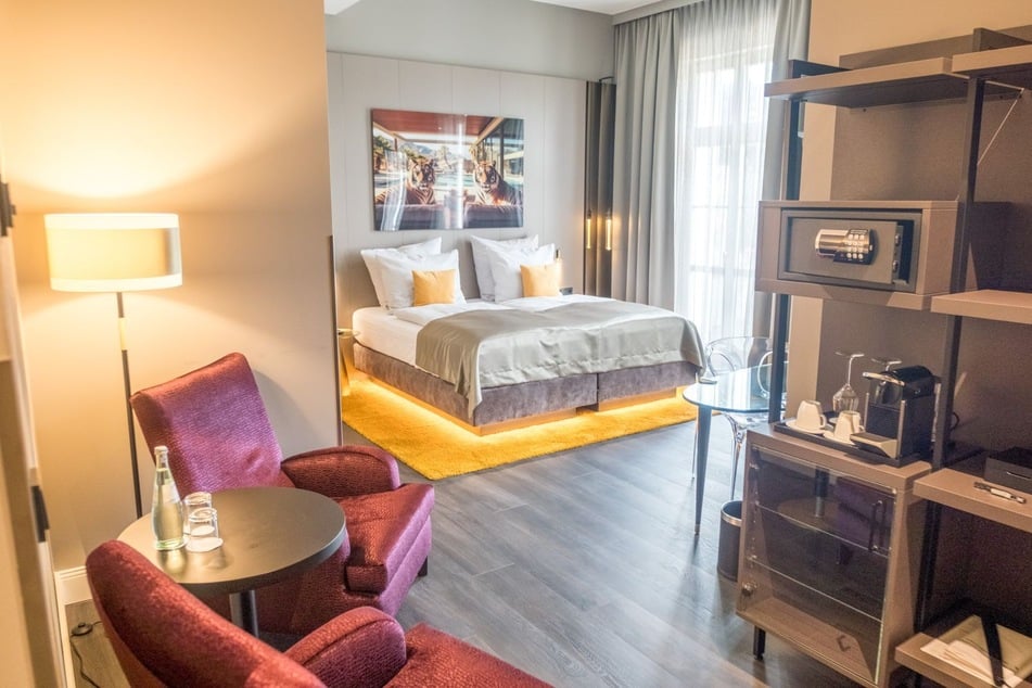 Die Zimmer bieten sehr viel Platz und sind modern eingerichtet.