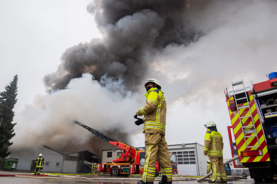 Mehr als 100 Feuerwehrleute kämpften gegen die Flammen.