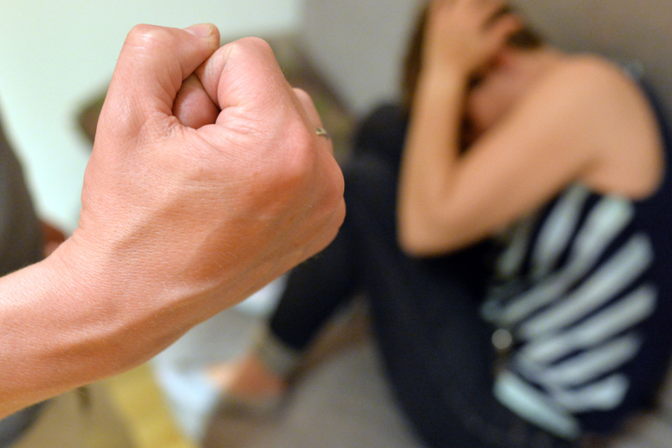 Eine Frau versucht, sich vor der Gewalt eines Mannes zu schützen. (Symbolbild)
