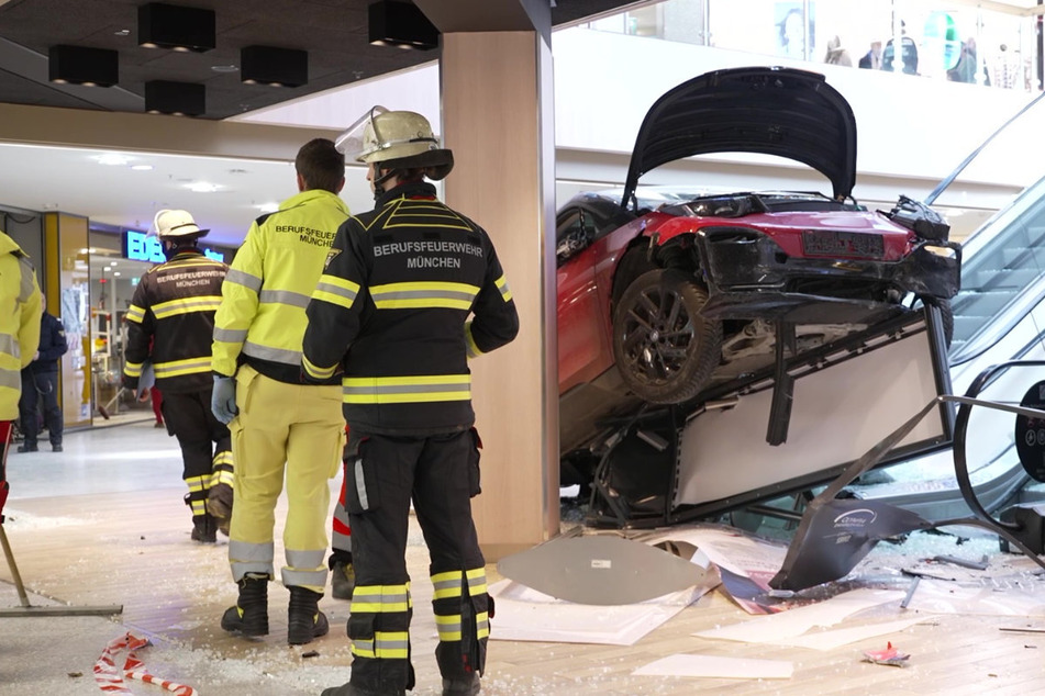 Ungebremst durch die Eingangstür ins OEZ: Auto rast in Münchner Einkaufszentrum