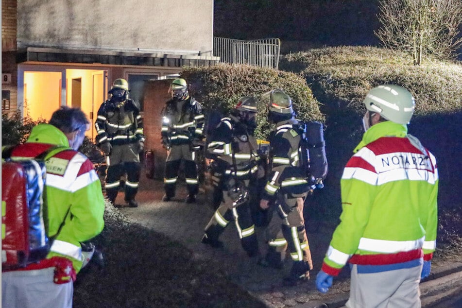 Als die Kameraden der Feuerwehr anrückten, hatten Nachbarn und eine tapfere Ersthelferin das Feuer bereits gelöscht und der Rentnerin das Leben gerettet.