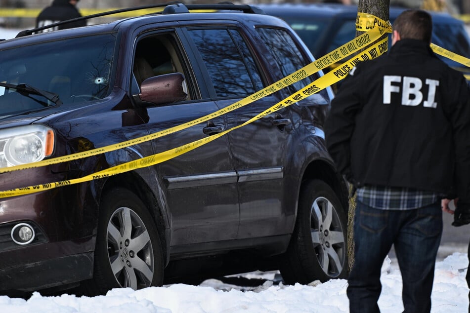 Auf der Frontscheibe des roten SUV ist das Einschussloch deutlich sichtbar.