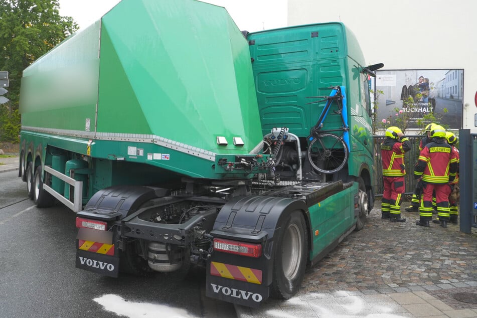 Dieser Sattelschlepper blockiert seit Montagmorgen einen Teil der B87 in Taucha.