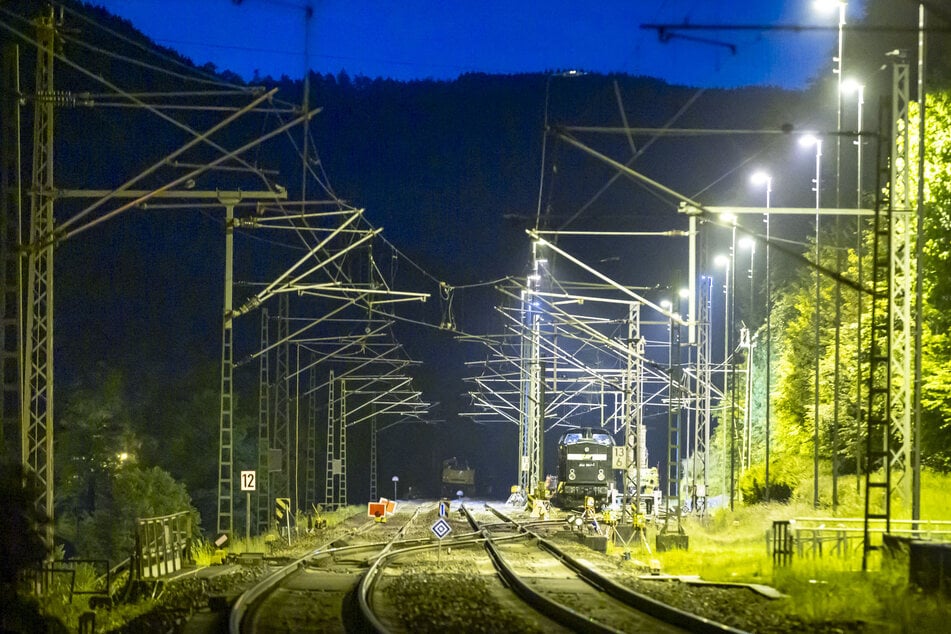 Im Bereich Schöna wurde ein Güterzug mit zwei blinden Passagieren gestoppt.