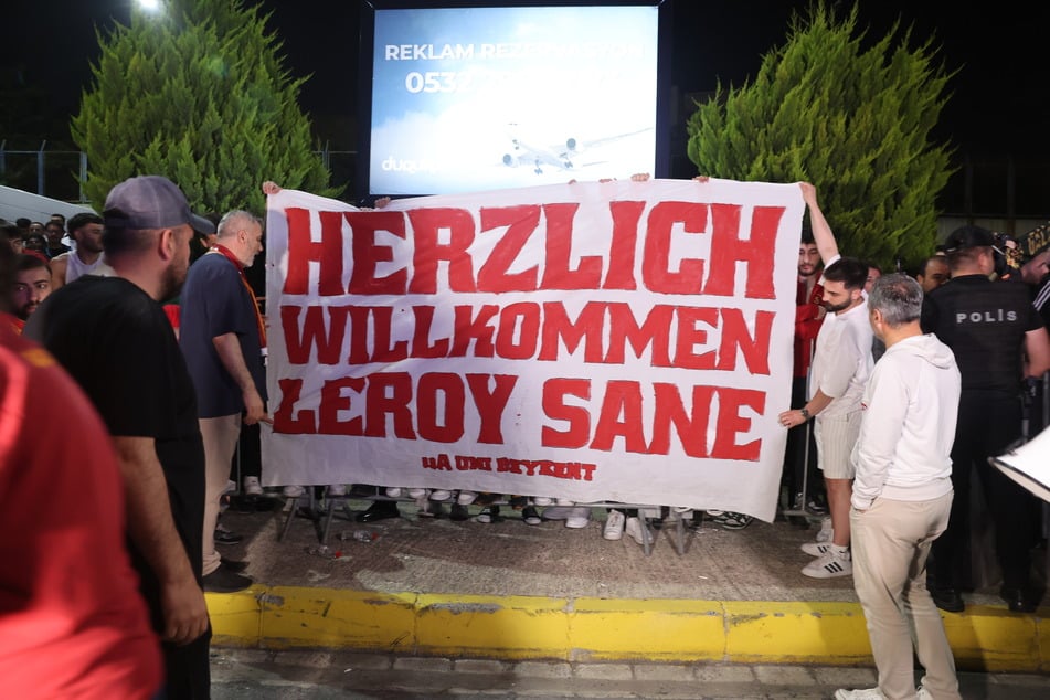 Bei der Ankunft wurde der Rechtsaußen von zahlreichen Fans am Istanbuler Flughafen empfangen.