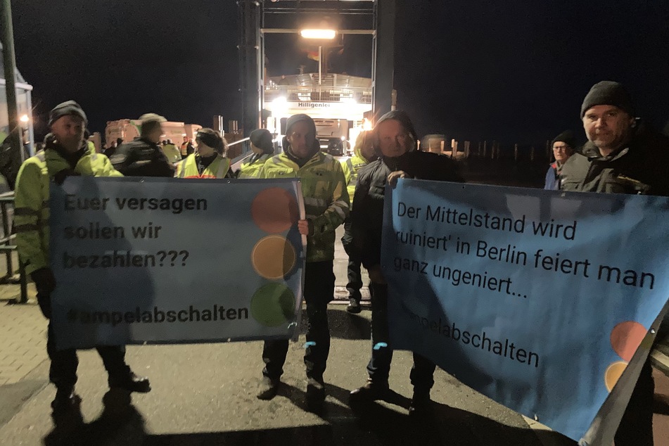 Landwirte hatten in Schüttsiel (Schleswig-Holstein) eine Fähre mit Robert Habeck (54, Grüne) an Bord blockiert.