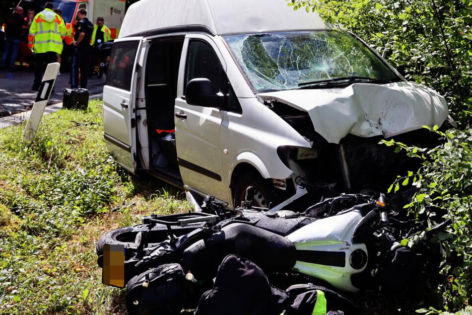 Die Motorradfahrerin (†58) erlitt bei dem Unfall so schwere Verletzungen, dass sie noch vor Ort verstarb.