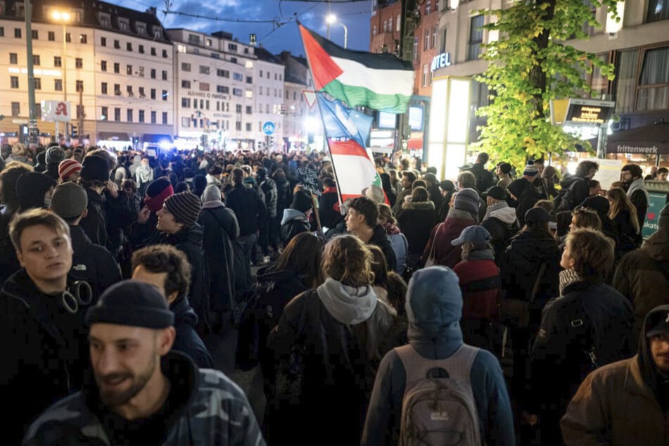 700 Menschen haben sich in Mitte versammelt.