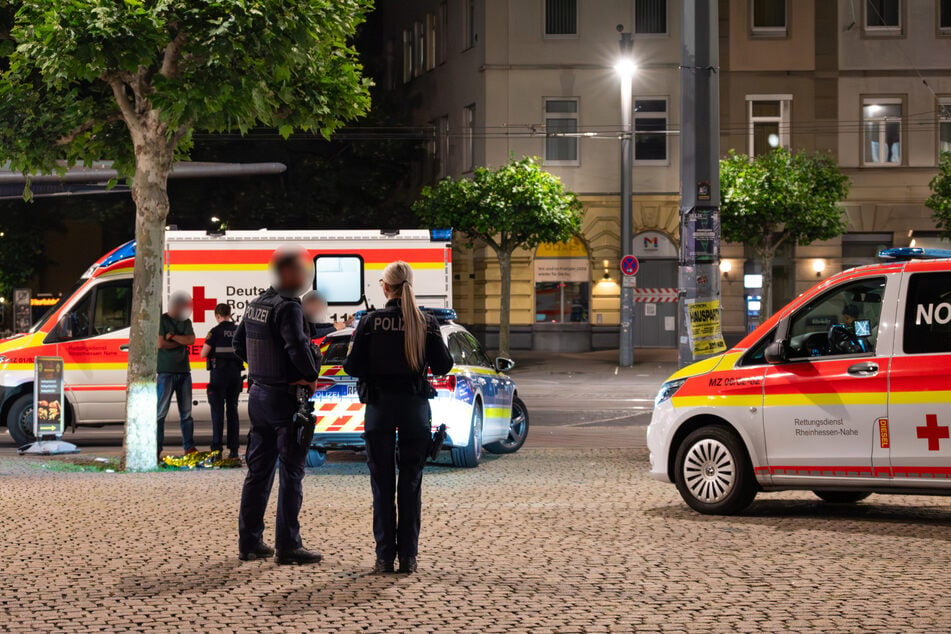 Nach einem Messerangriff im Bereich des Mainzer Hauptbahnhofs fahndet die Polizei noch nach dem flüchtigen Täter.