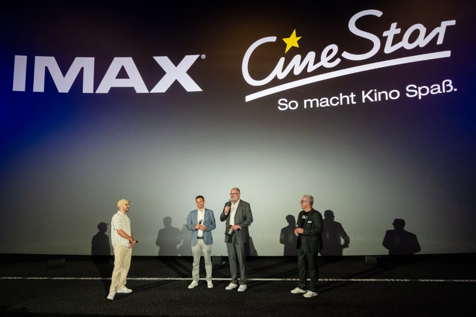 Moderator Dominik Porschen mit CineStar-Geschäftsführern Michael Strohmenger
und Oliver Fock sowie John Schreiner, Senior Vice President Theater Developement
EMEA