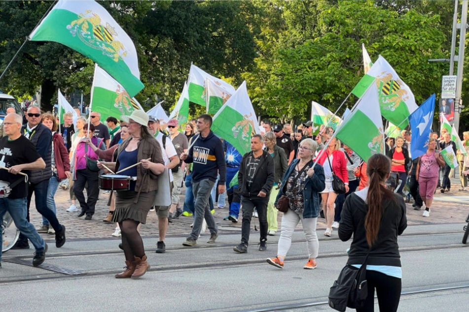 Ausländerfeindliche Gesänge notierte die Polizei im Kleingarten. Festveranstalter war "Chemnitz steht auf", mit den "Freien Sachsen" Organisatoren der Chemnitzer Montagsdemos (Foto).