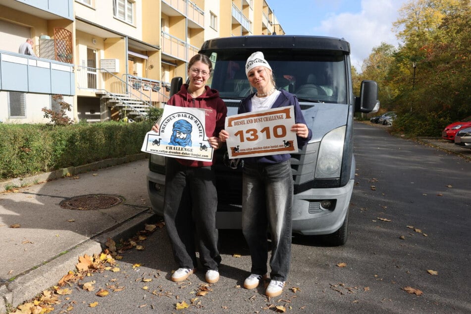 Alina (23, l.) und Berta (22) vor ihrem VW Crafter. Den Bus bauen sie aktuell um, um damit ab 7. November an der Rallye Dresden-Dakar-Banjul teilzunehmen.