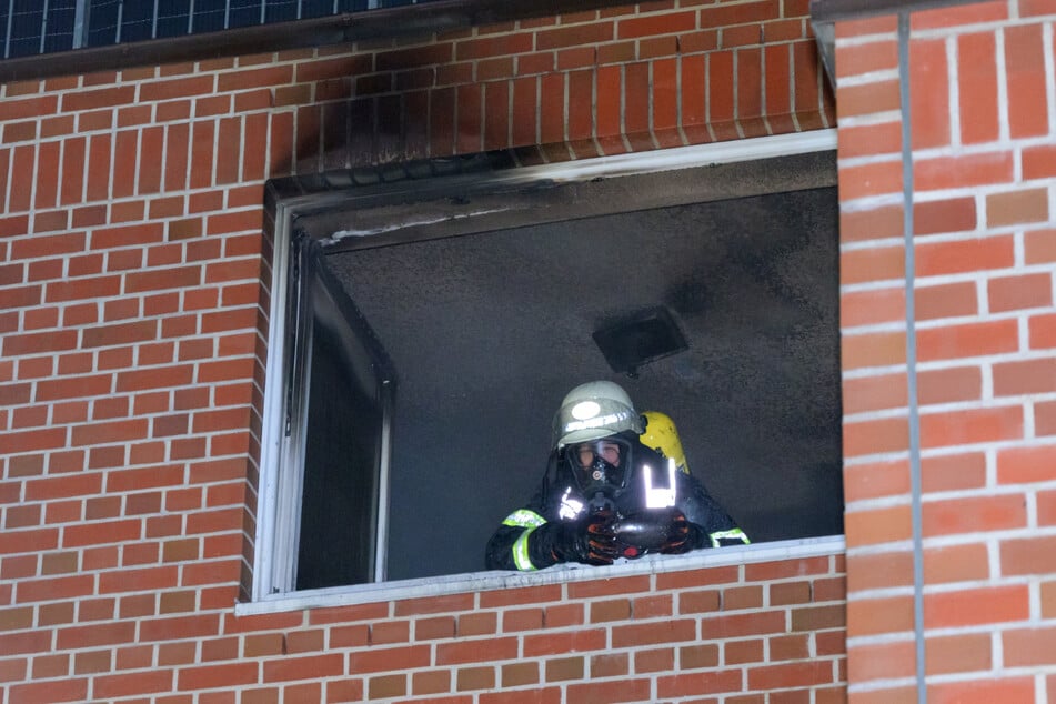 Hamburg: Feuerwehr rettet Bewusstlosen aus brennender Wohnung