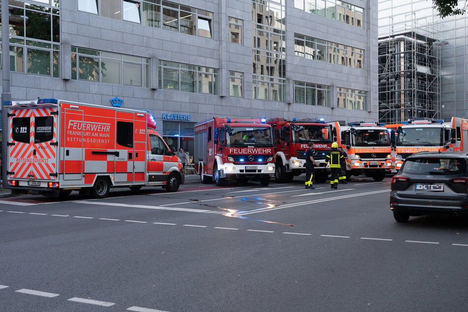 Allein rund 100 Kräfte der Feuerwehr sowie circa 40 Fahrzeuge waren rund um den Ort des Geschehens im Einsatz.