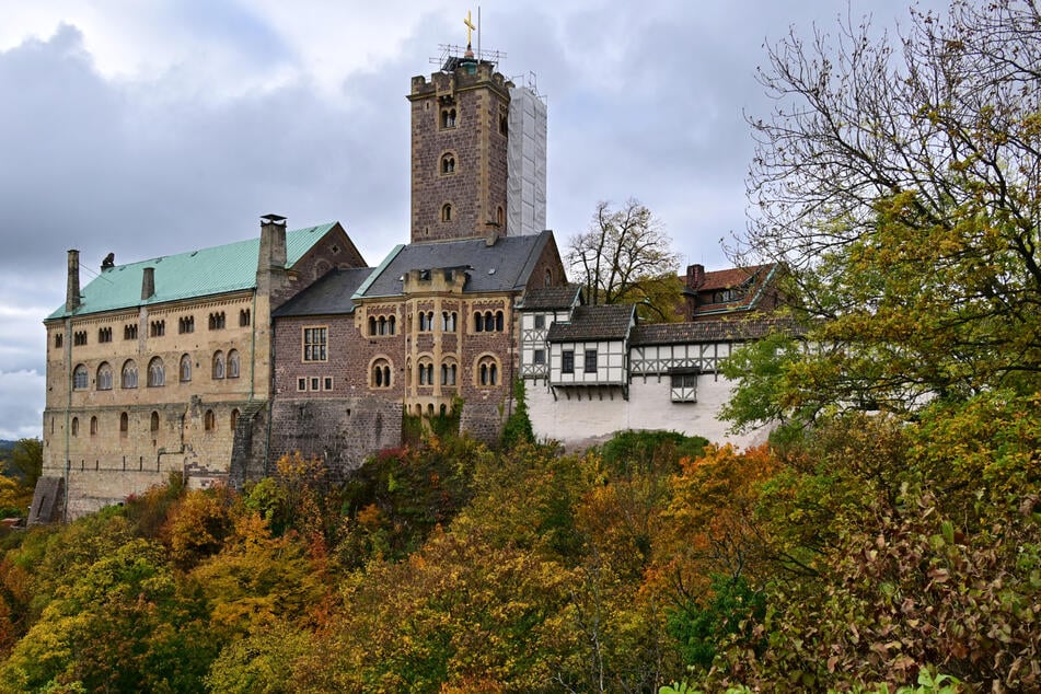 Der Weihnachtsmarkt auf der Wartburg in Eisenach verzaubert mit historischem Ambiente, traditionellem Handwerk und mittelalterlicher Stimmung. (Archivbild)