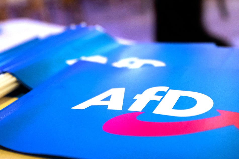 AfD-Stadtrat ruft mehrfach Nazi-Parole an Würzburger Tankstelle: Gericht bestätigt Geldstrafe
