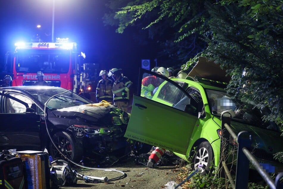 Der Fahrer (51) des grünen Unfallwagens musste von der Feuerwehr aus seinem Fahrzeug herausgeschnitten werden.