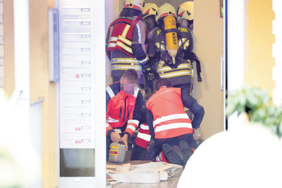 Die Rettungskräfte versuchten, Enrico L. (53) im Treppenhaus zu reanimieren - ohne Erfolg.