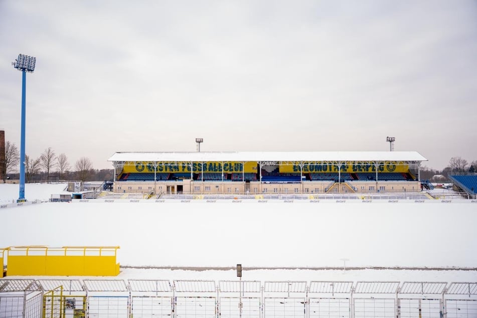 Momentan spricht sehr wenig dafür, dass am Freitag im Bruno-Plache-Stadion gespielt werden kann.
