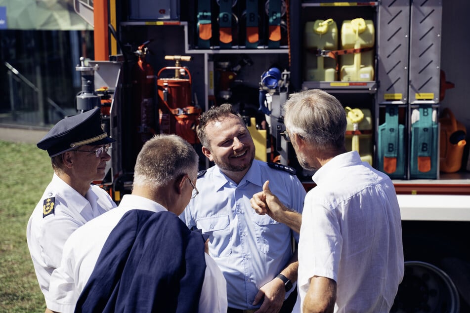 Hoher Besuch auf der Blaulichtmeile: Sachsens Innenminister Armin Schuster (62, CDU, r.) im Gespräch mit Feuerwehrsprecher Michael Klare (M.). Auch Ministerpräsident Michael Kretschmer (48, CDU) kam vorbei.