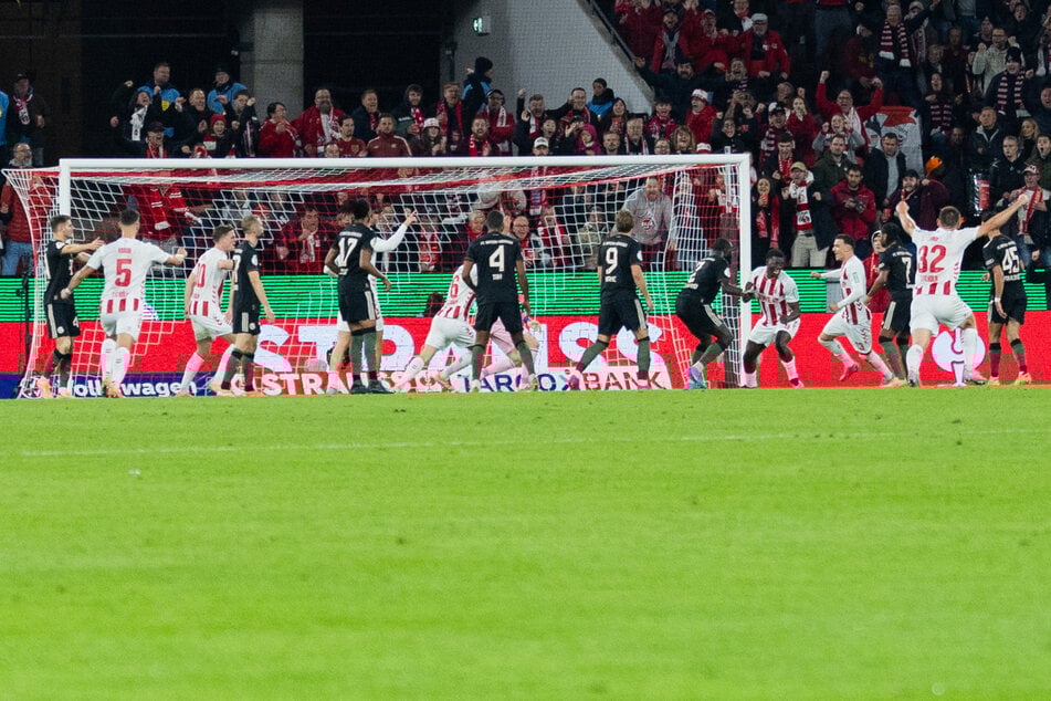 Ragnar Ache bringt den 1. FC Köln gegen den FC Bayern in Führung.