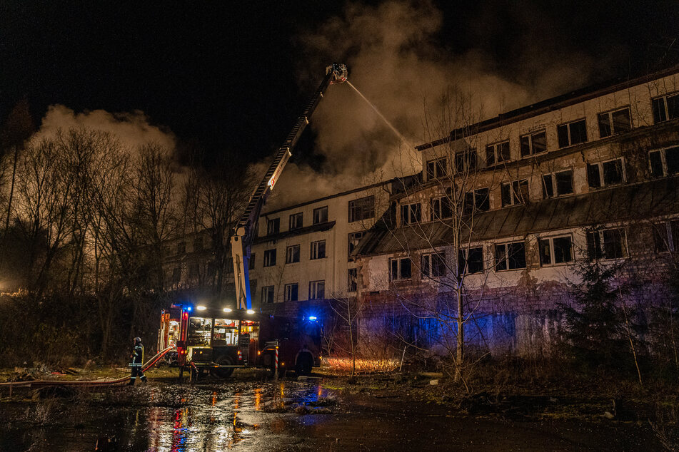 Großbrand im Vogtland: Ehemaliges Hotel in Flammen