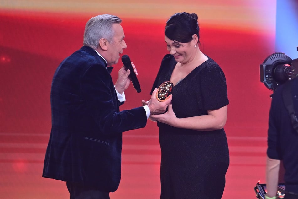 Wolfsträne-Gründerin Katrin Gärtner zusammen mit Schlagerlegende Roland Kaiser (73). Der Leipziger Trauerverein erhielt am Samstagabend bei der "Ein Herz für Kinder"-Gala die Ehren-Auszeichnung "Das Goldene Herz".