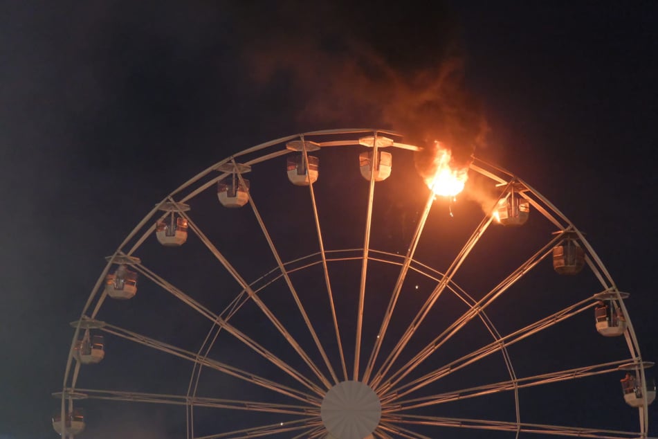 Die Gondel stand komplett in Flammen, während noch weitere Menschen im Riesenrad saßen.