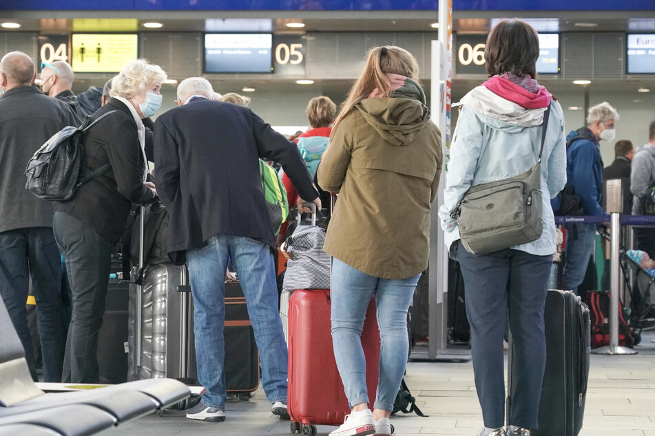 Reisende am Flughafen Leipzig/Halle. Immer mehr Menschen fliegen wieder von Sachsens Airports ab. Vom Vor-Corona-Niveau sind Dresden und Leipzig jedoch weiterhin weit entfernt.
