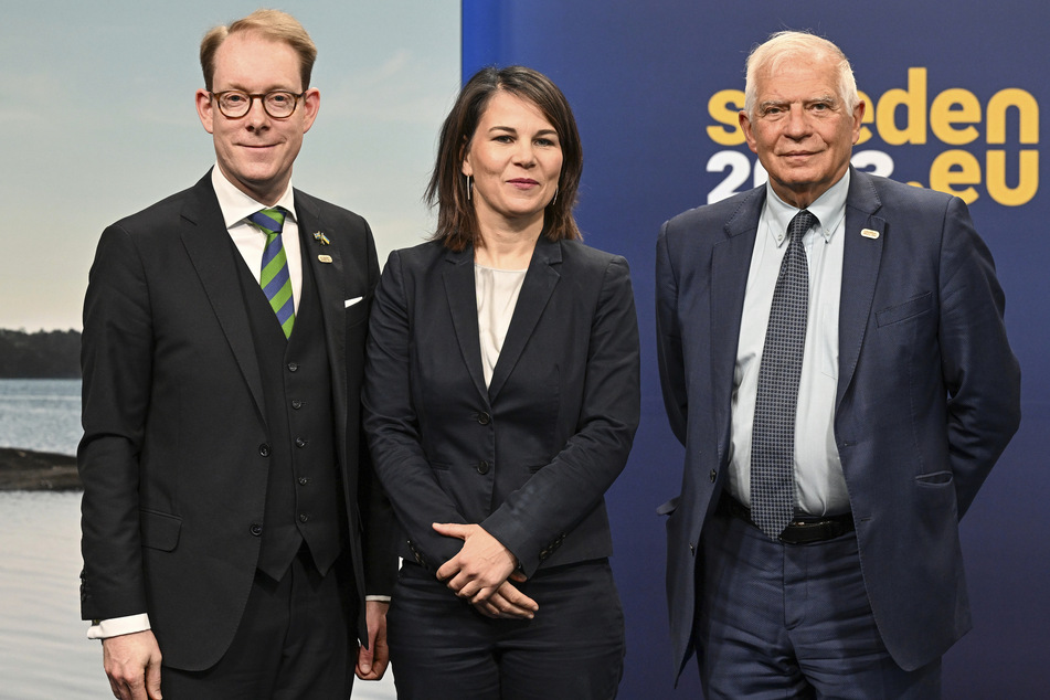 Josep Borrell (76, r.), Hoher Vertreter der EU für Außen- und Sicherheitspolitik, und Tobias Billström (49, l.), Außenminister von Schweden, begrüßen Annalena Baerbock (42), Außenministerin von Deutschland, zu einem informellen Treffen der EU-Außenminister.