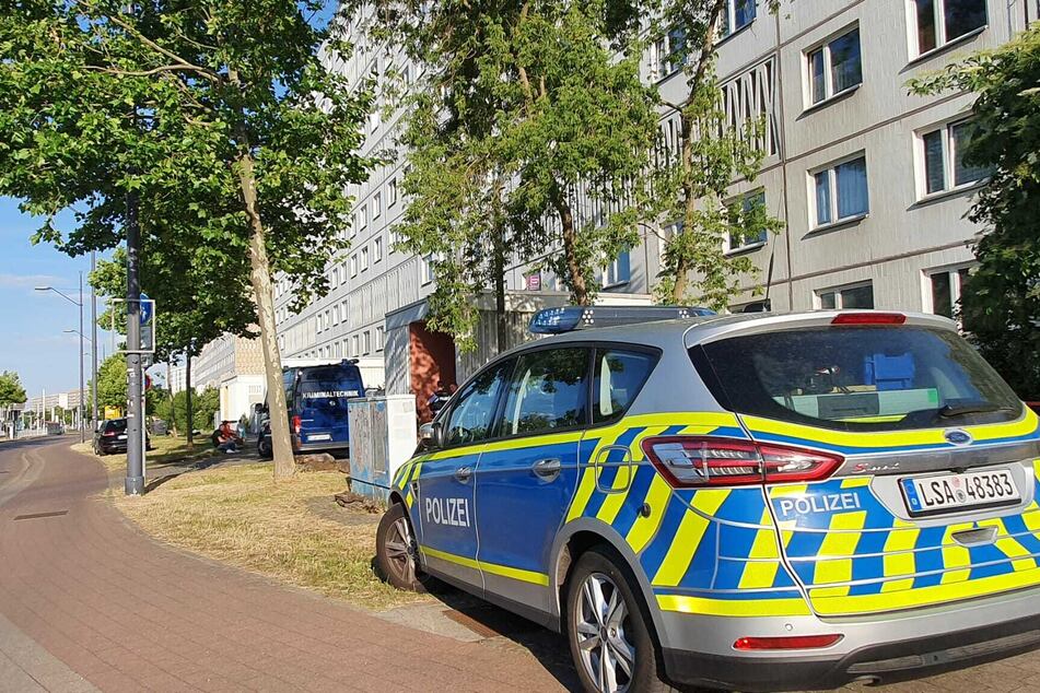 In Halle-Neustadt ist am Sonntagvormittag eine Frau aus einem Fenster gestürzt und dabei ums Leben gekommen.