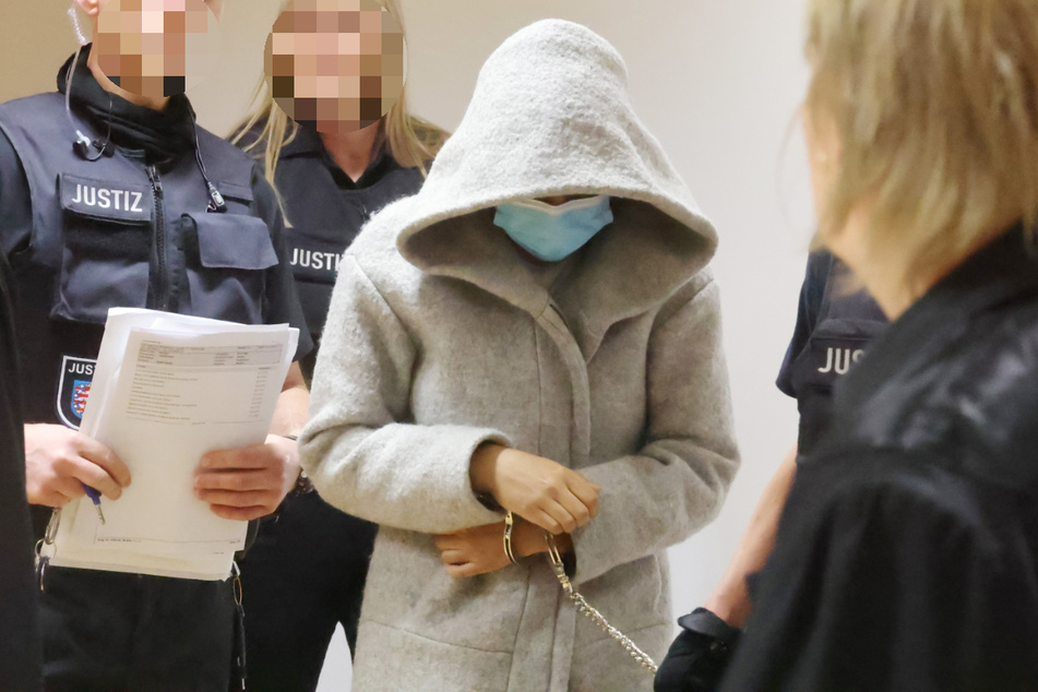 Die mutmaßliche IS-Terroristin wurde bei ihrer Rückkehr nach Deutschland festgenommen. Nun steht sie vor Gericht.