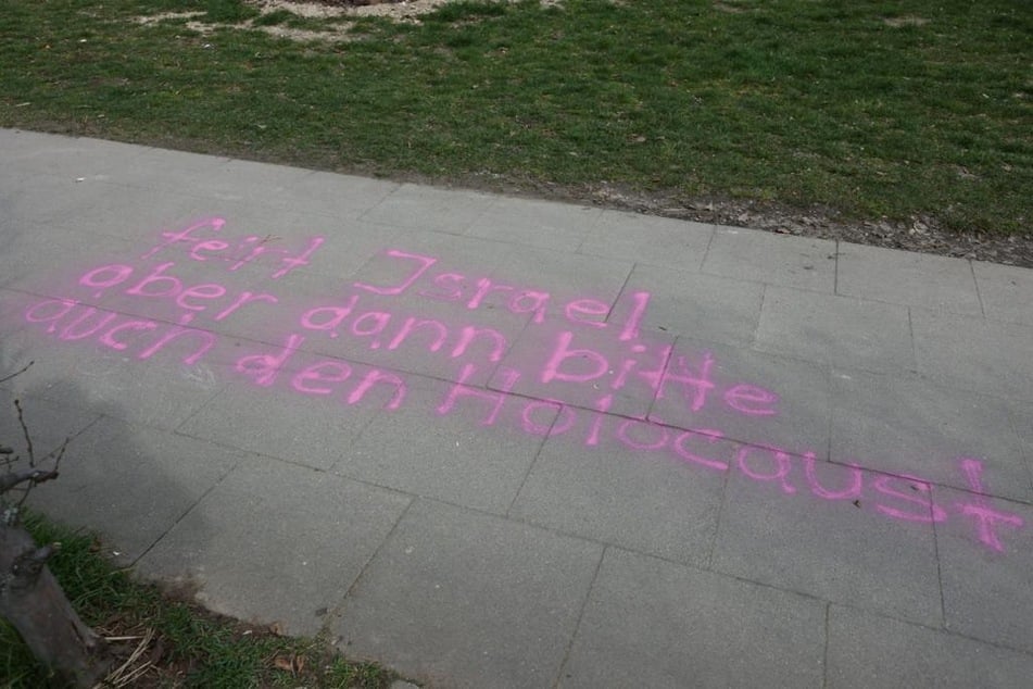 Die Täter hinterließen zwei volksverhetzende Graffitis.