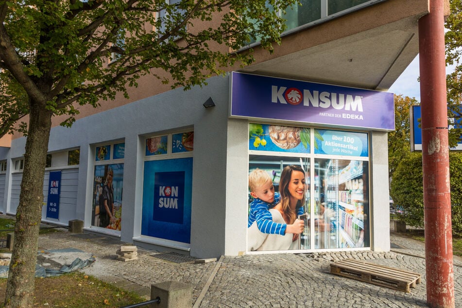 An der Dürerstraße/Ecke Fetscherstraße eröffnet die 30. Konsum-Filiale in Dresden.